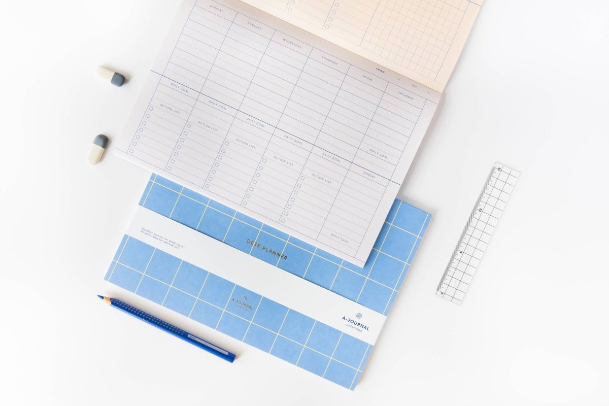 A - Journal Stationery - DESK PLANNER Wochenplaner Lavendelblau - ROSA ECK - Blau, Kalender, Papier