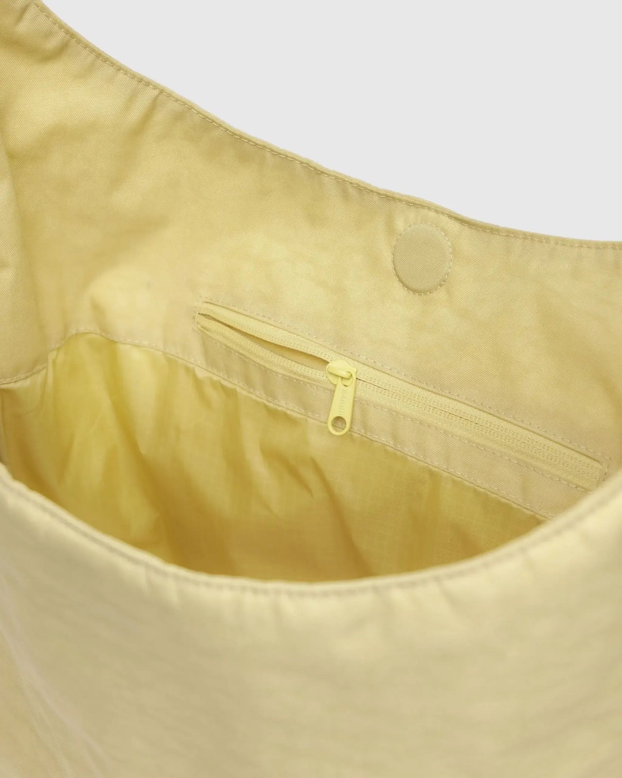 BAGGU - LARGE NYLON SLING Umhängetasche • Butter - Umhängetasche - ROSA ECK Concept Store