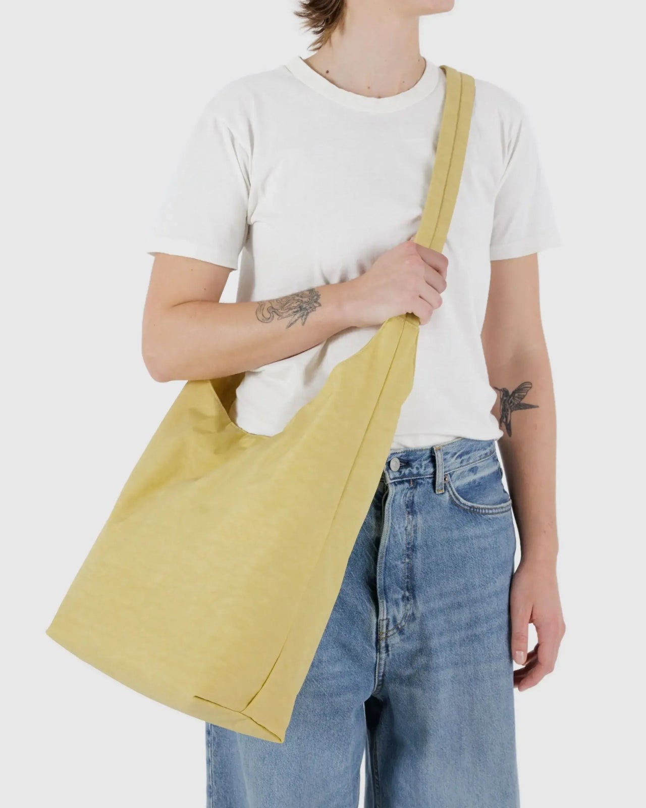 BAGGU - LARGE NYLON SLING Umhängetasche • Butter - Umhängetasche - ROSA ECK Concept Store