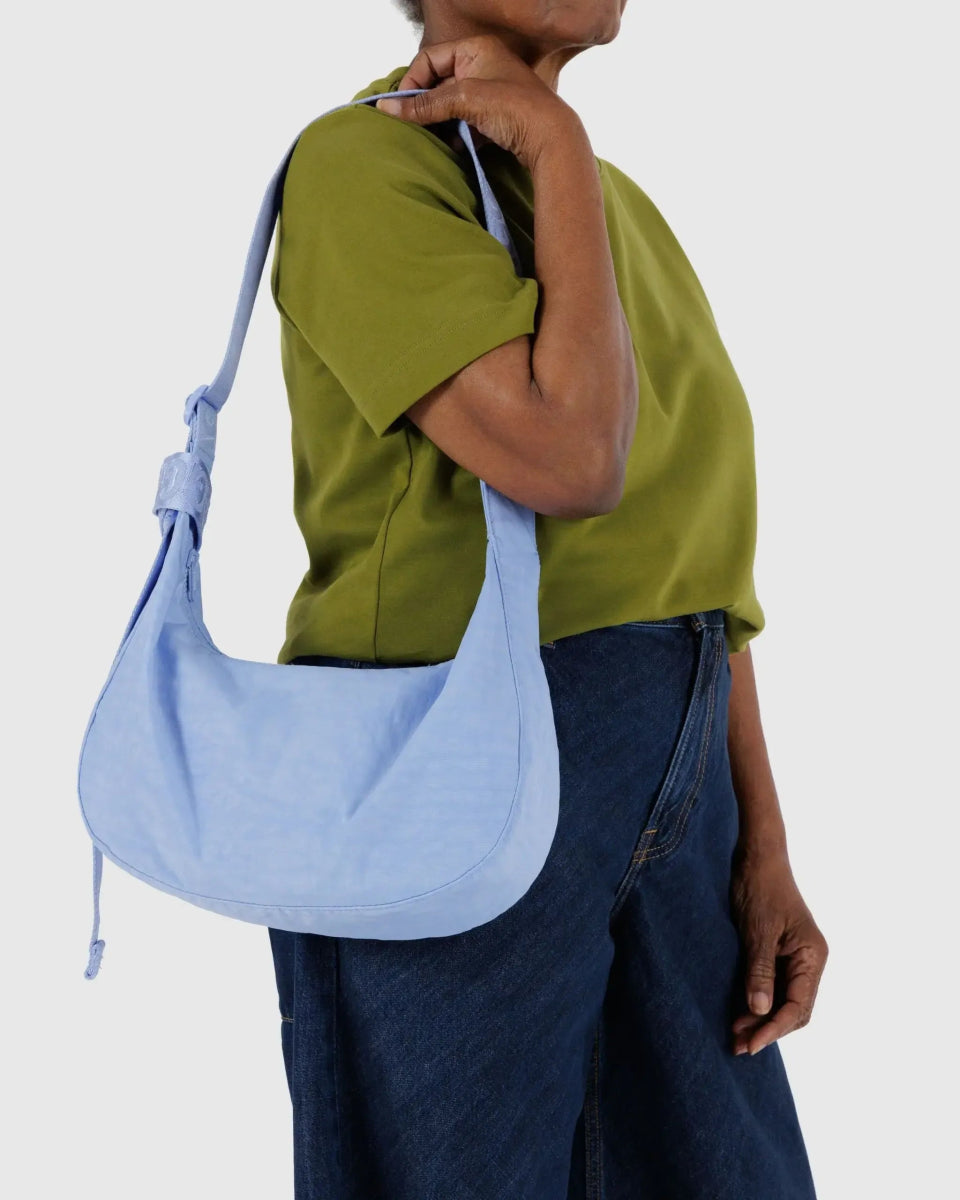 BAGGU - MEDIUM NYLON CRESCENT BAG Schultertasche • French Blue - Umhängetasche - ROSA ECK Concept Store
