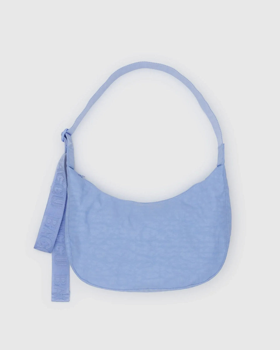 BAGGU - MEDIUM NYLON CRESCENT BAG Schultertasche • French Blue - Umhängetasche - ROSA ECK Concept Store
