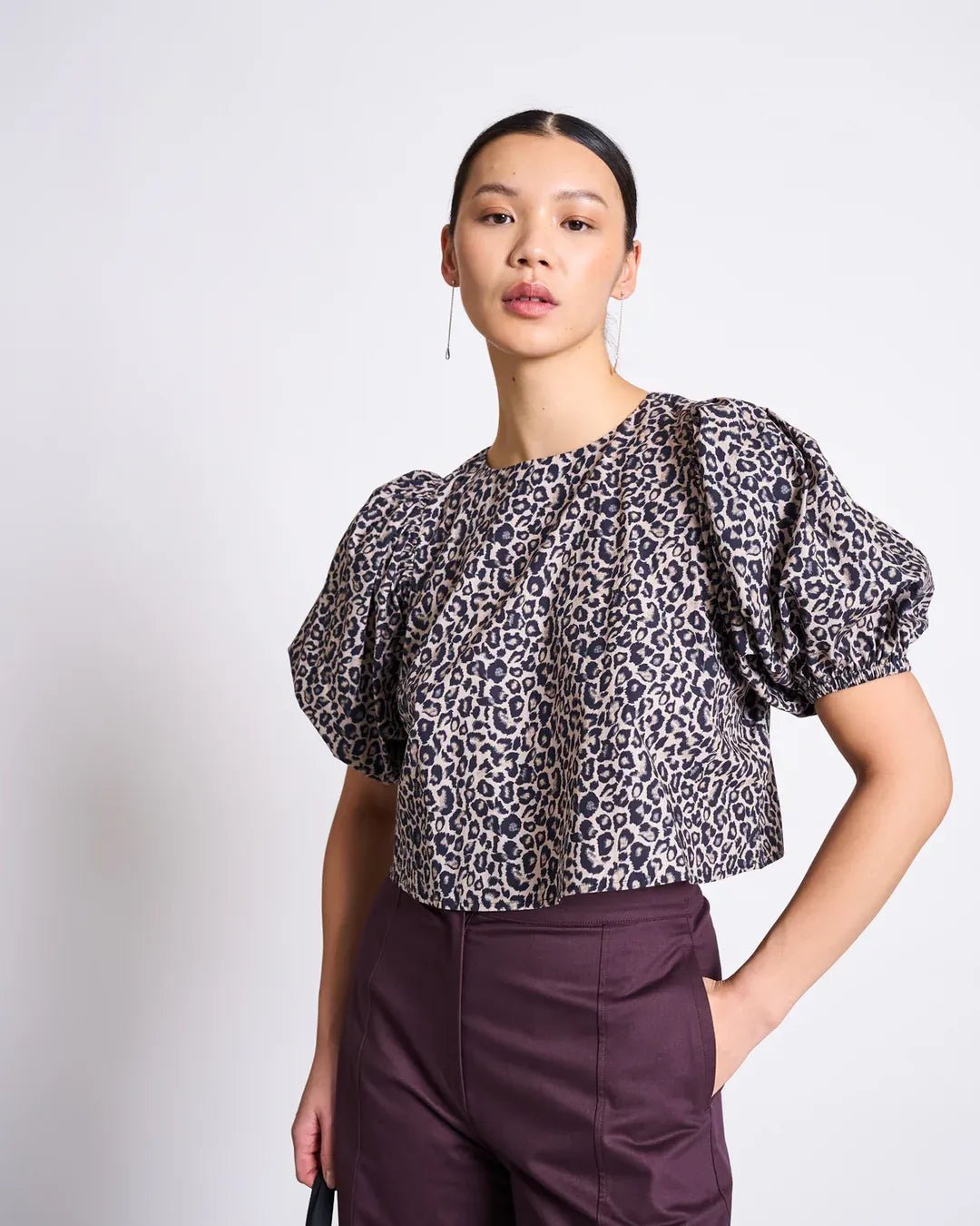 JAN ‘N JUNE - OLMOS Kurze Bluse aus Bio - Baumwolle • Leo Print - ROSA ECK Concept Store
