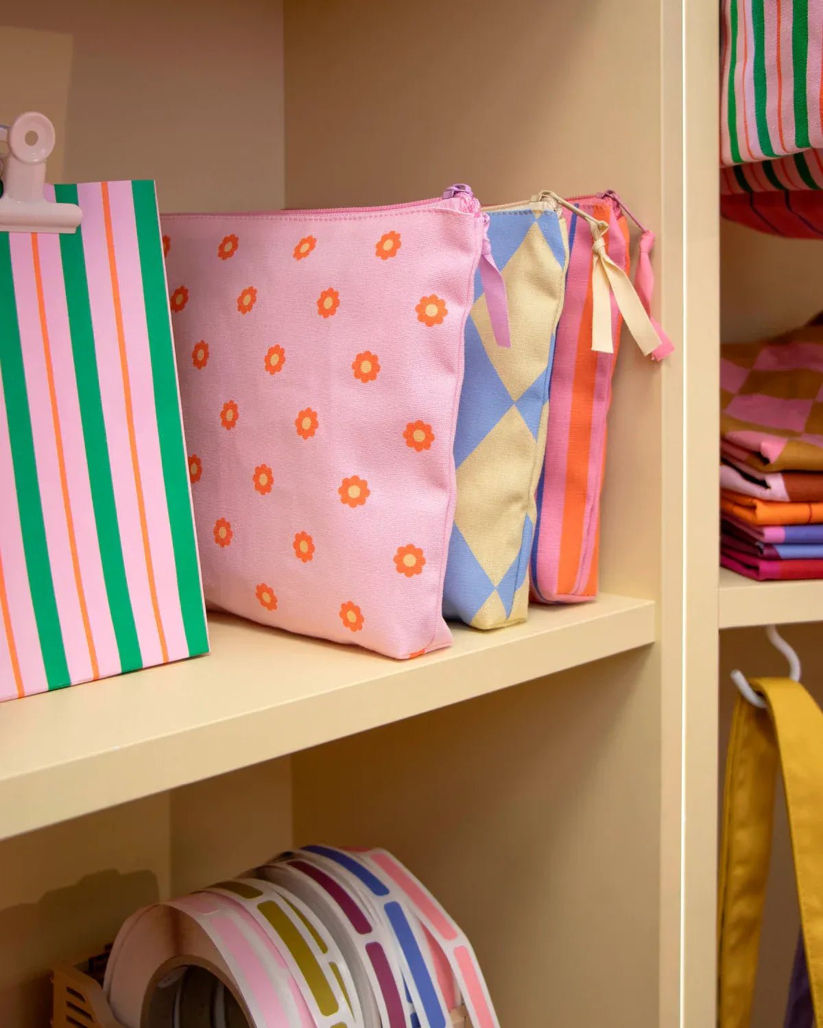 Kado Design - Kulturbeutel mit Blumenmuster | light fuchsia + blood orange + blonde - ROSA ECK Concept Store