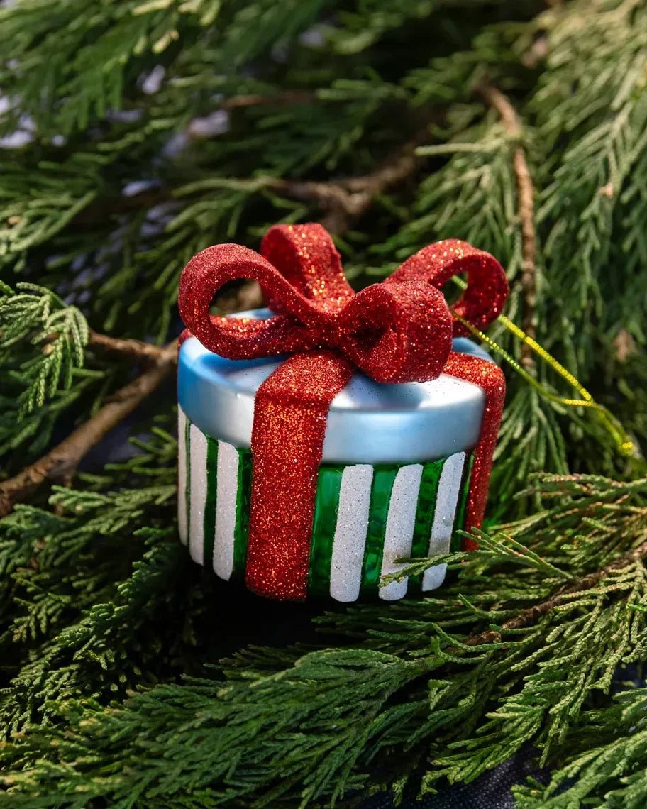 &Klevering - Weihnachtskugel Geschenk • Grün - Weihnachtskugel - ROSA ECK