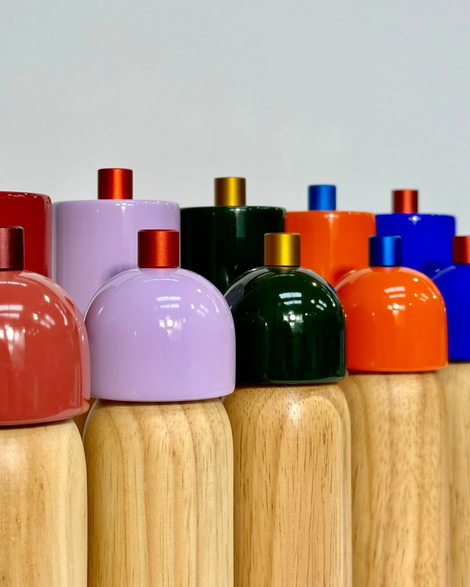 MAEGEN - Großer Salz - und Pfefferstreuer | Lilac/Red - Salz - und Pfefferstreuer - ROSA ECK Concept Store