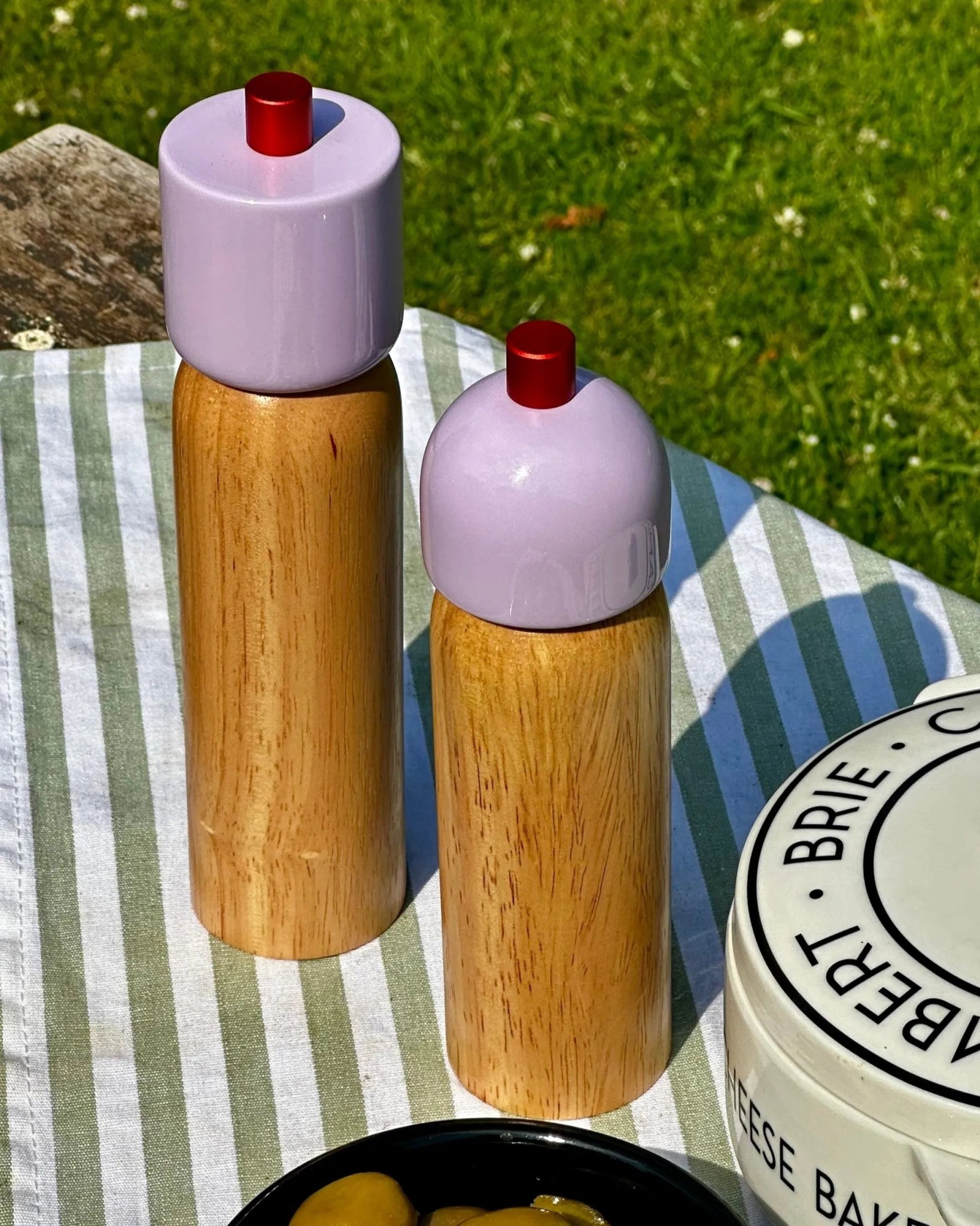 MAEGEN - Medium Salz - und Pfefferstreuer | Lilac/Red - Salz - und Pfefferstreuer - ROSA ECK Concept Store