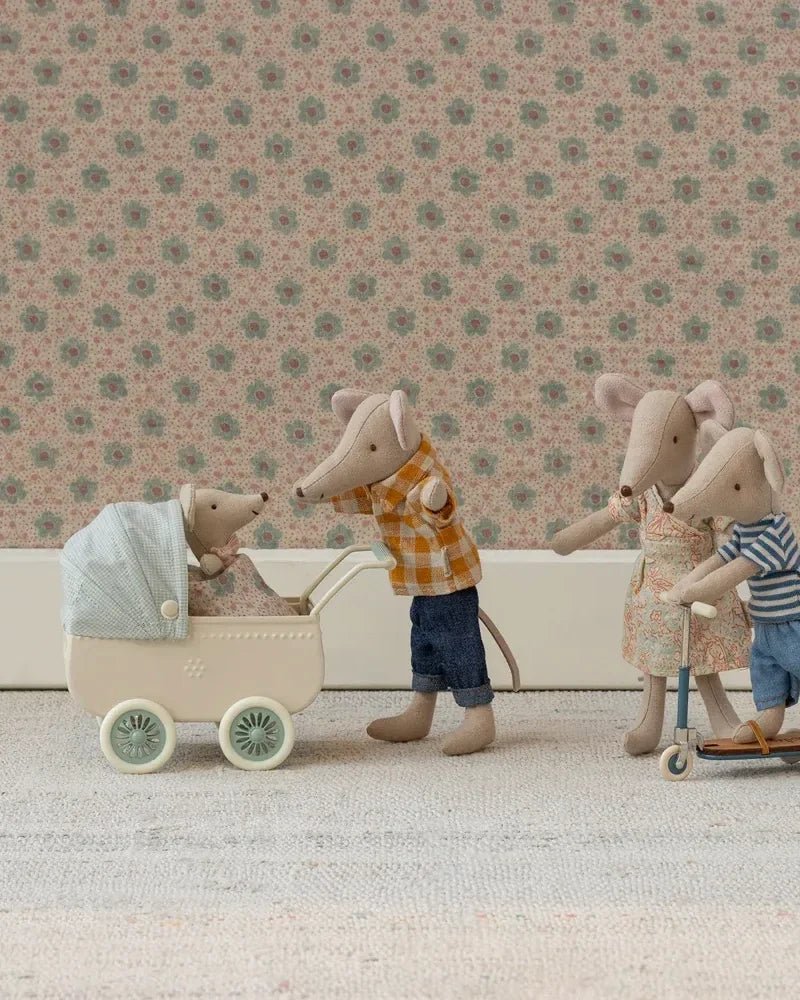 Maileg - Kinderwagen mit Babymaus | Minze - Spielzeug - ROSA ECK Concept Store