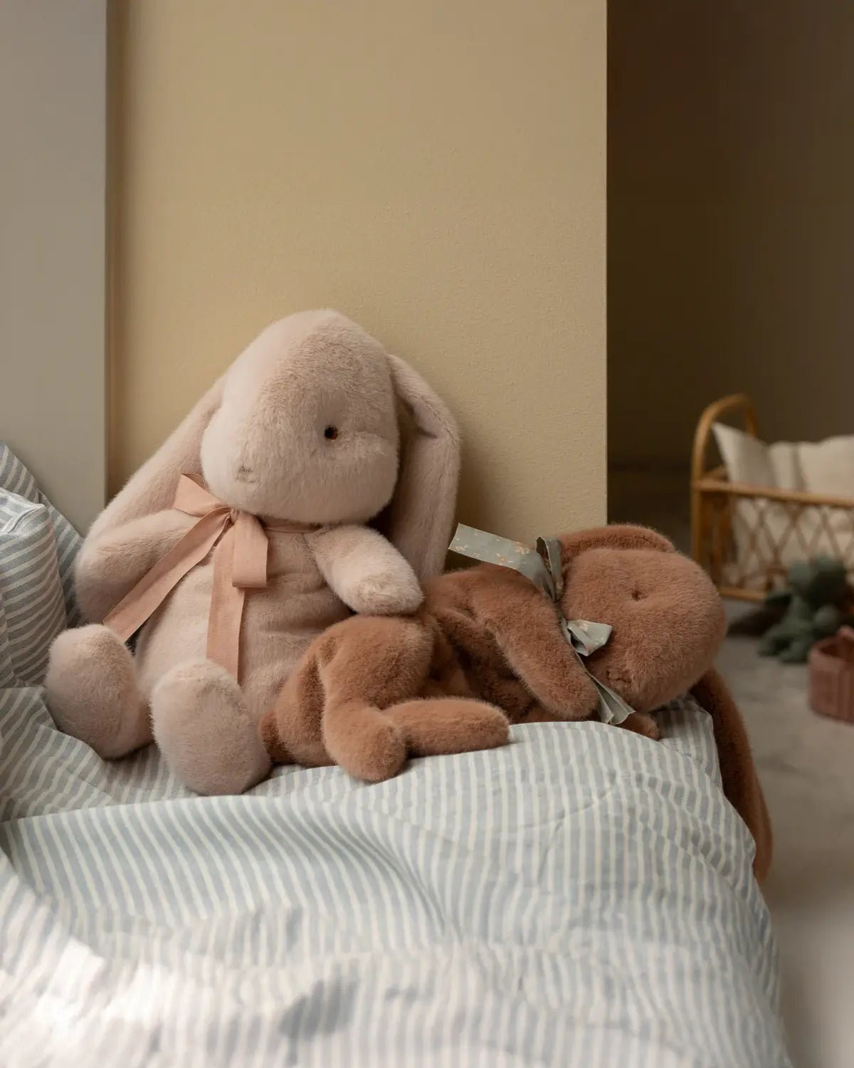 Maileg - SCHLAFENDER PLÜSCHHASE Kuscheltier | Weiches Braun - Stofftier - ROSA ECK Concept Store