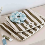 Rose in April - OCTAVE Laptoptasche (13/14 Zoll) • Streifen Olivgrün/Beige - ROSA ECK Concept Store