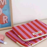 Rose in April - OCTAVE Laptoptasche (13/14 Zoll) • Stripes Orchid Red - Laptoptasche - ROSA ECK Concept Store