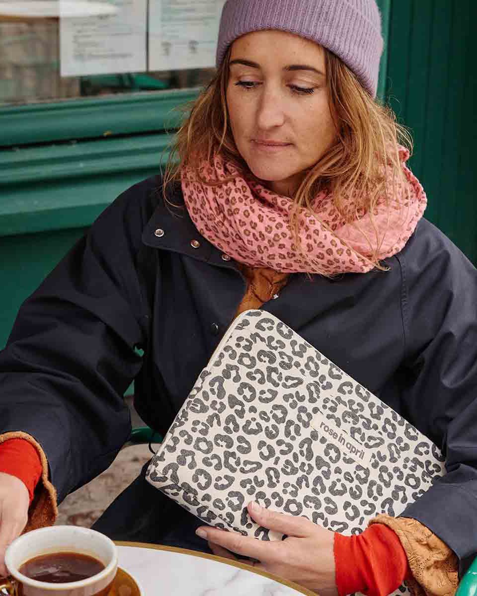 Rose in April - OCTAVE Laptoptasche | Graou Greige - Laptoptasche - ROSA ECK -