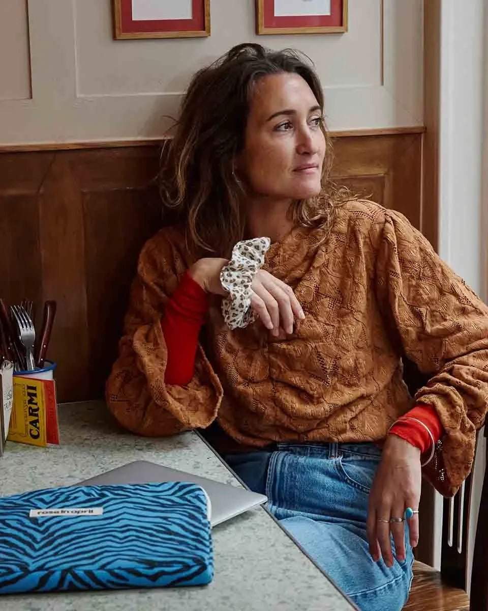 Rose in April - OCTAVE Laptoptasche • Zebrou Greek Blue - Laptoptasche - ROSA ECK