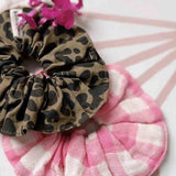 Rose in April - SCRUNCHIE Haargummi | Vichy Ecru - Neon Pink - ROSA ECK Concept Store