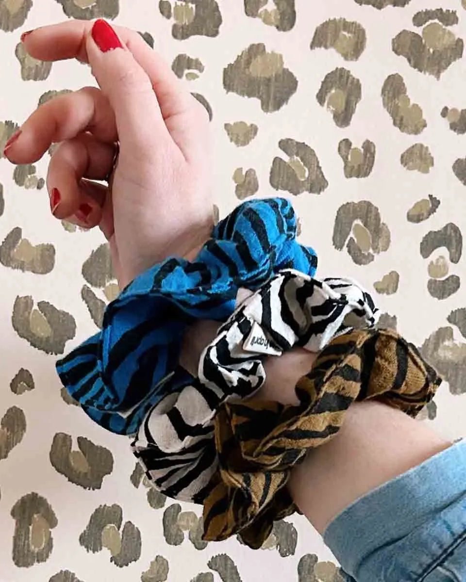 Rose in April - SCRUNCHIE Haargummi | Zebra Greek Blue - Haargummi - ROSA ECK -