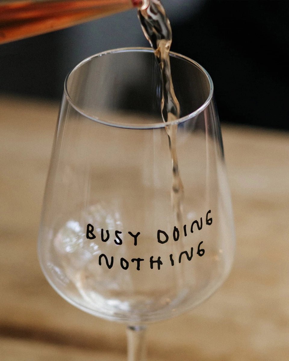 selekkt - BUSY DOING NOTHING Weinglas mit Spruch - Trinkglas - ROSA ECK Concept Store