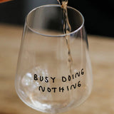 selekkt - BUSY DOING NOTHING Weinglas mit Spruch - Trinkglas - ROSA ECK Concept Store