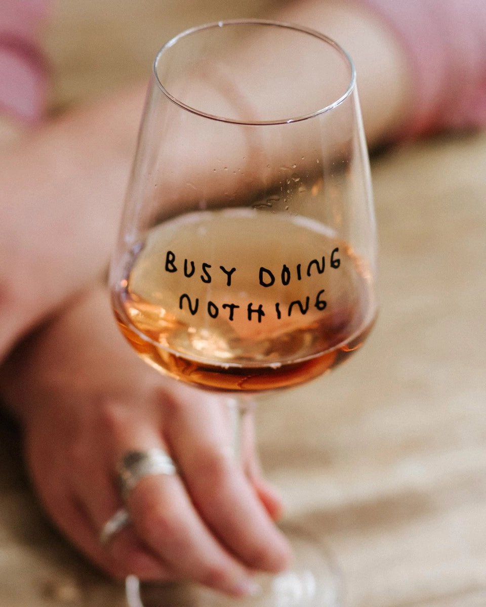 selekkt - BUSY DOING NOTHING Weinglas mit Spruch - Trinkglas - ROSA ECK Concept Store