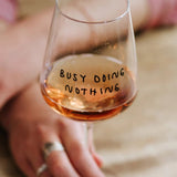 selekkt - BUSY DOING NOTHING Weinglas mit Spruch - Trinkglas - ROSA ECK Concept Store