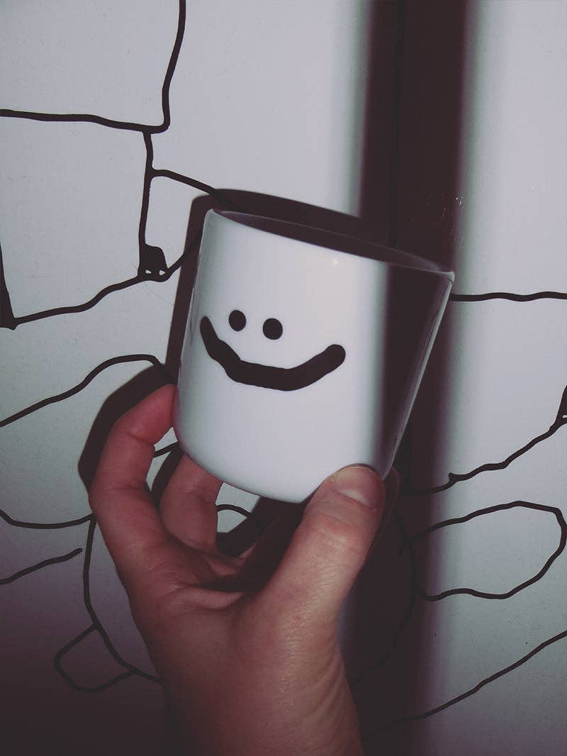 yahya studio - BIPOLAR Becher aus Porzellan - ROSA ECK - Smiley, Tasse,