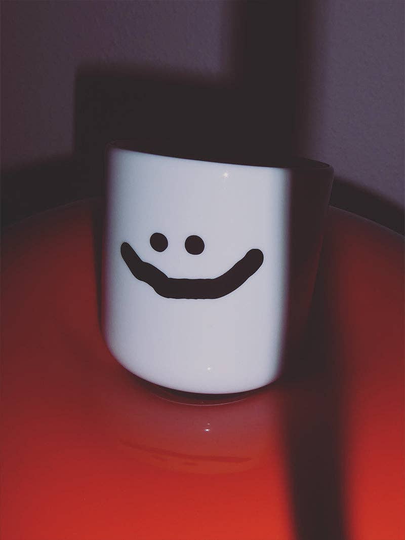 yahya studio - BIPOLAR Becher aus Porzellan - ROSA ECK - Smiley, Tasse,