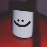 yahya studio - BIPOLAR Becher aus Porzellan - ROSA ECK - Smiley, Tasse,