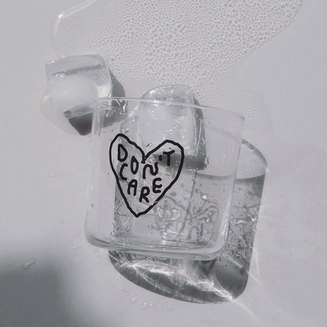 yahya studio - DON'T CARE Trinkglas mit Statement - ROSA ECK - Glas, ,