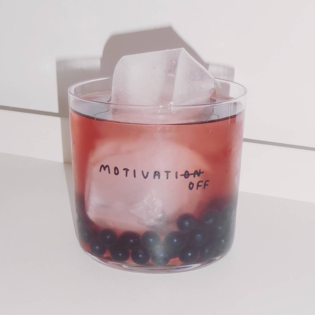 yahya studio - MOTIVATION OFF Trinkglas mit Statement - ROSA ECK - Glas, ,