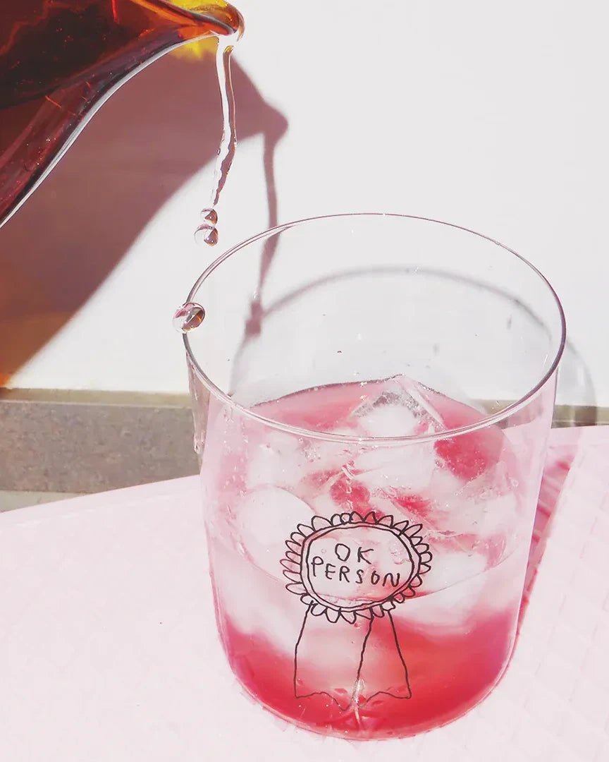 yahya studio - OK PERSON Großes Trinkglas mit Spruch - Trinkglas - ROSA ECK Concept Store