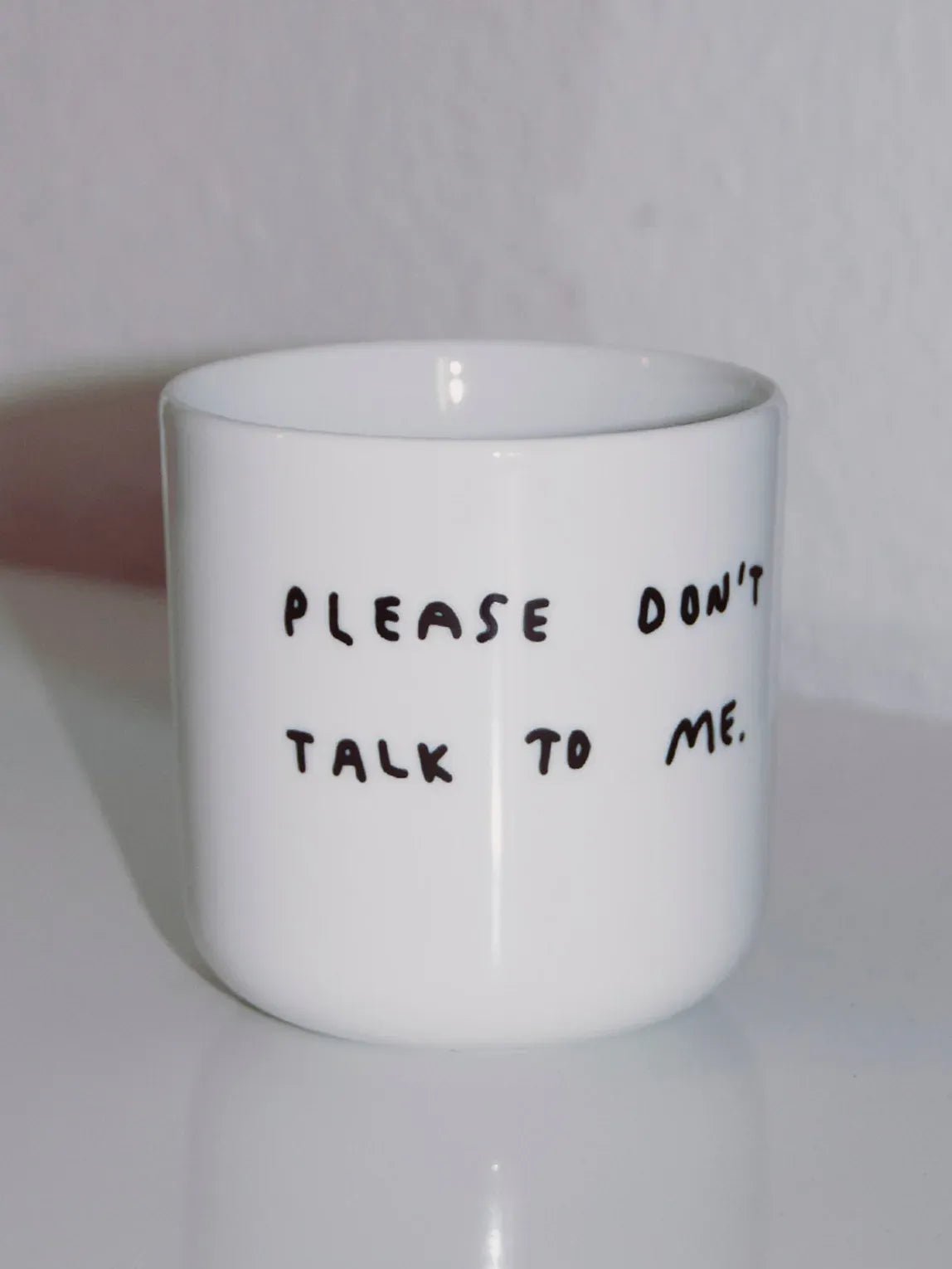 yahya studio - PLEASE DON'T TALK TO ME Becher aus Porzellan - Kaffee - und Teetasse - ROSA ECK - Cup, ,