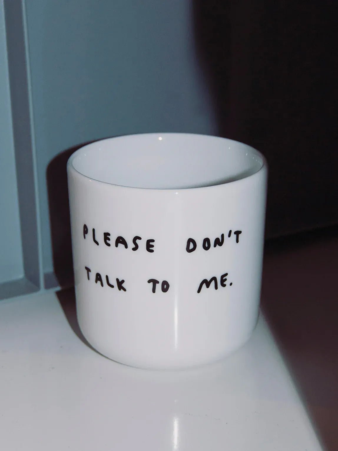 yahya studio - PLEASE DON'T TALK TO ME Becher aus Porzellan - Kaffee - und Teetasse - ROSA ECK - Cup, ,