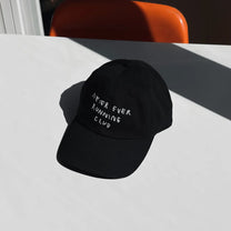 Schwarze Unisex Dad-Cap NEVER EVER RUNNING CLUB von Yahya Studio