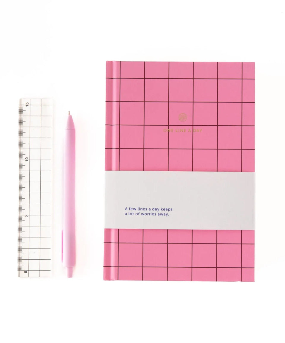A - Journal - ONE LINE A DAY Notizbuch • Pink Checkered - Notizbuch - ROSA ECK Concept Store