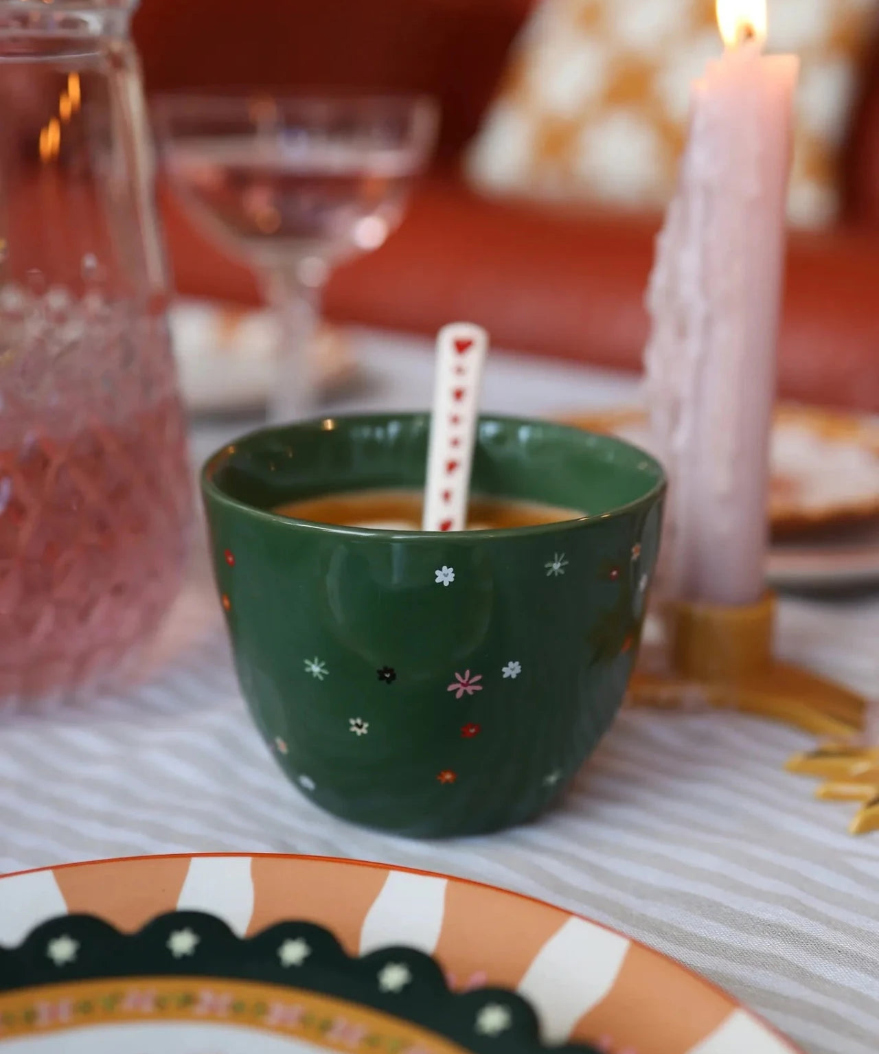 All the Luck in the World - Becher (300 ml) • Green Multi Flowers - ROSA ECK