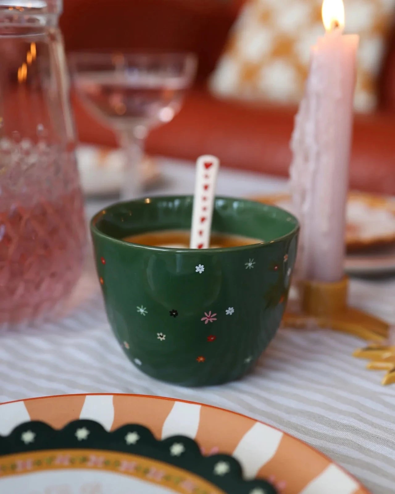 All the Luck in the World - Becher (300 ml) • Green Multi Flowers - ROSA ECK