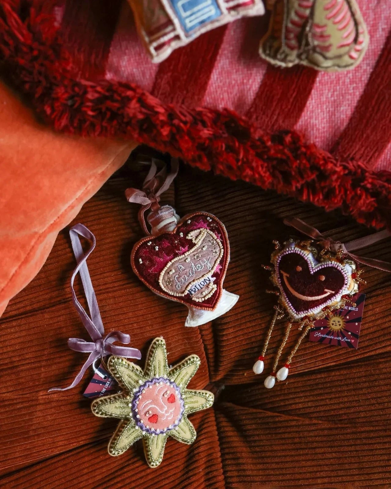 All the Luck in the World - Weihnachtsanhänger • Heart with Smiley - ROSA ECK