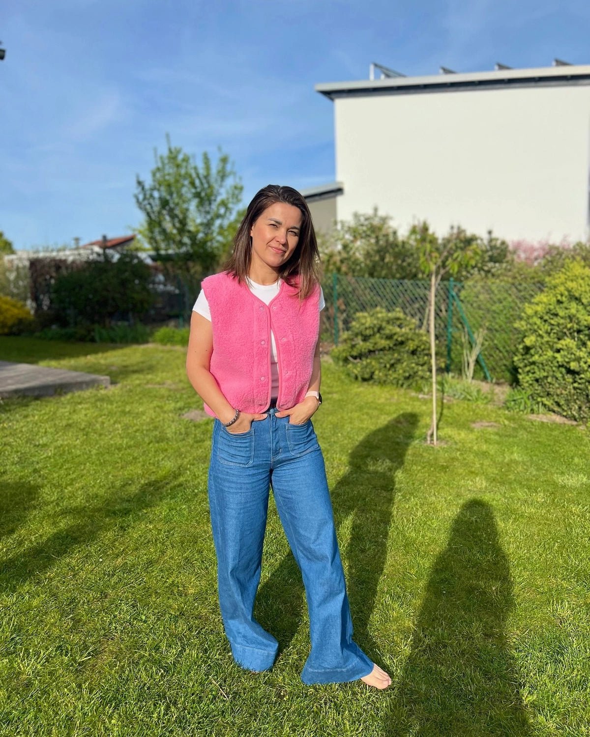 Pinke TYB Wollweste zu Jeans getragen