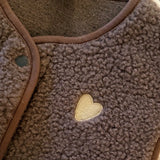 Dunkelbraune TYB Wollweste mit cremefarbenem Herz, Detail