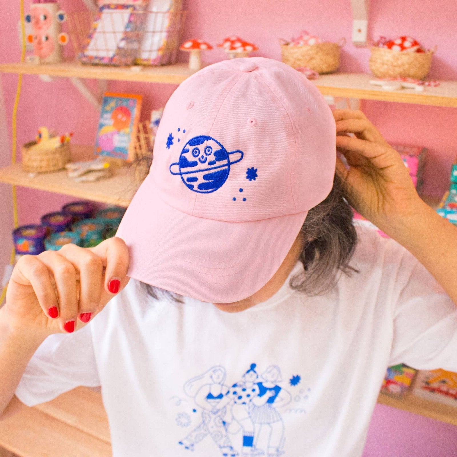 Ana Seixas - PLAYFUL PLANET Cap • Hellrosa/Blau - Cap - ROSA ECK Concept Store
