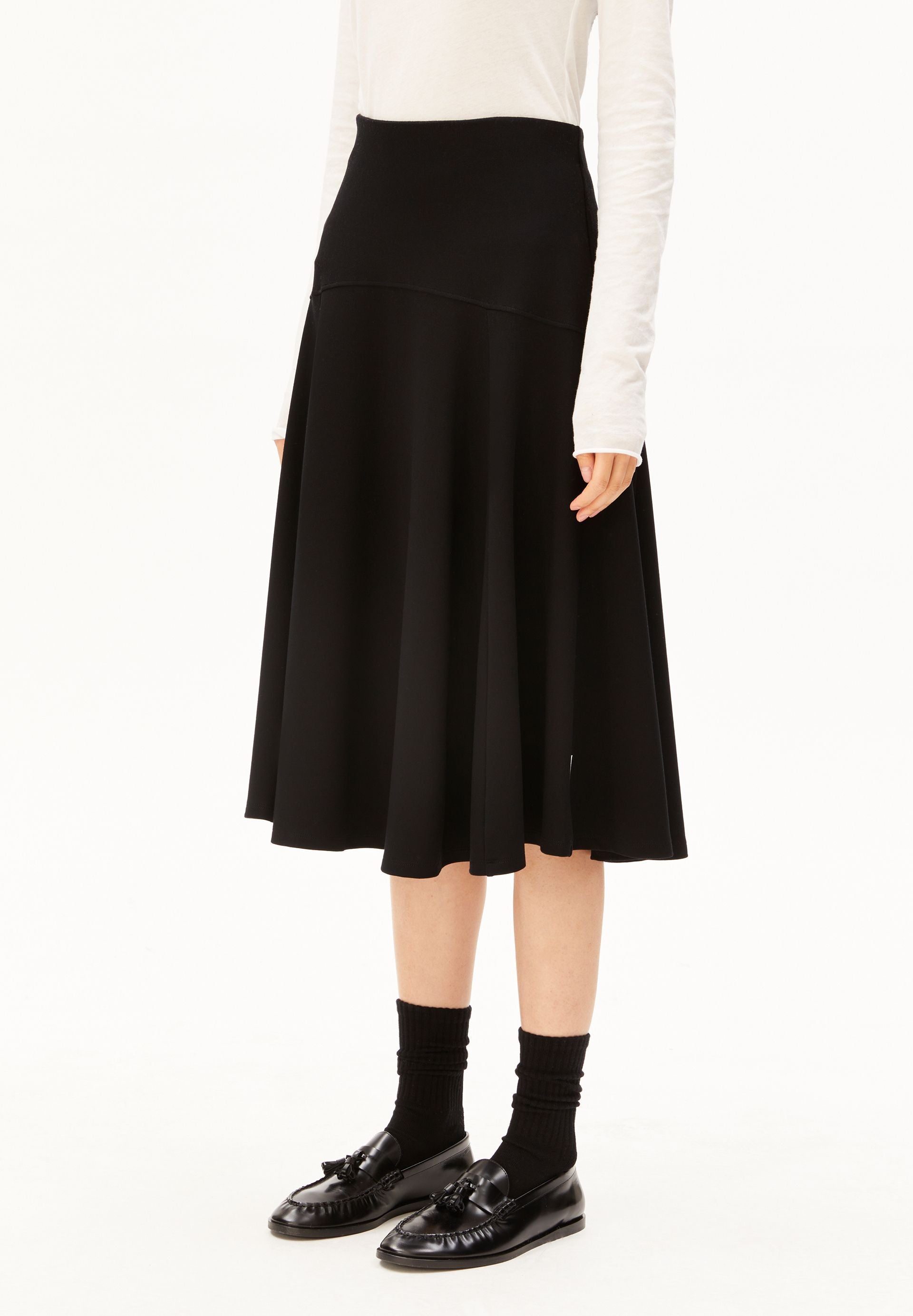 Ausgestellter Jersey-Midirock in Schwarz von ARMEDANGELS – Ansicht 1