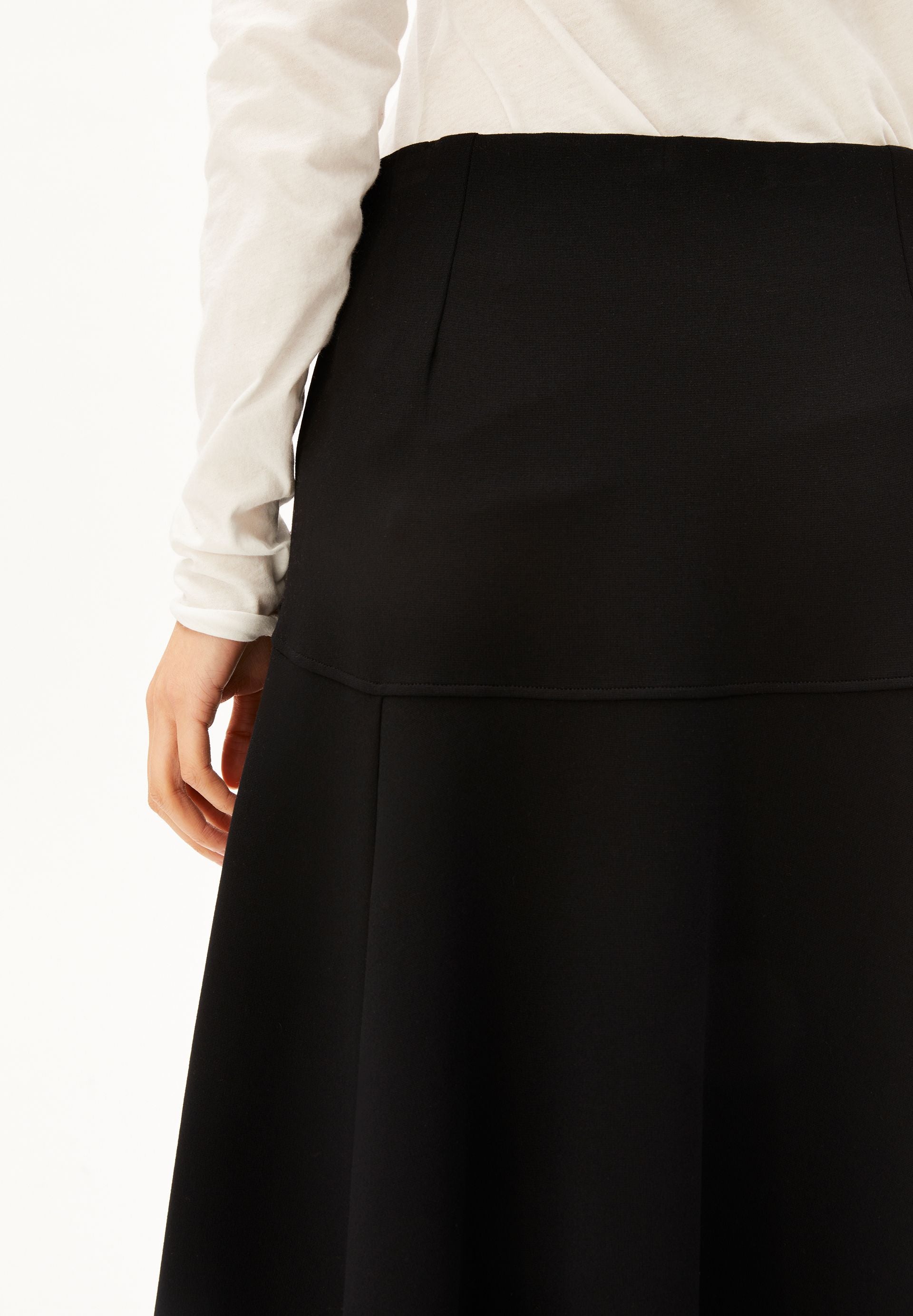 Ausgestellter Jersey-Midirock in Schwarz von ARMEDANGELS – Ansicht 3