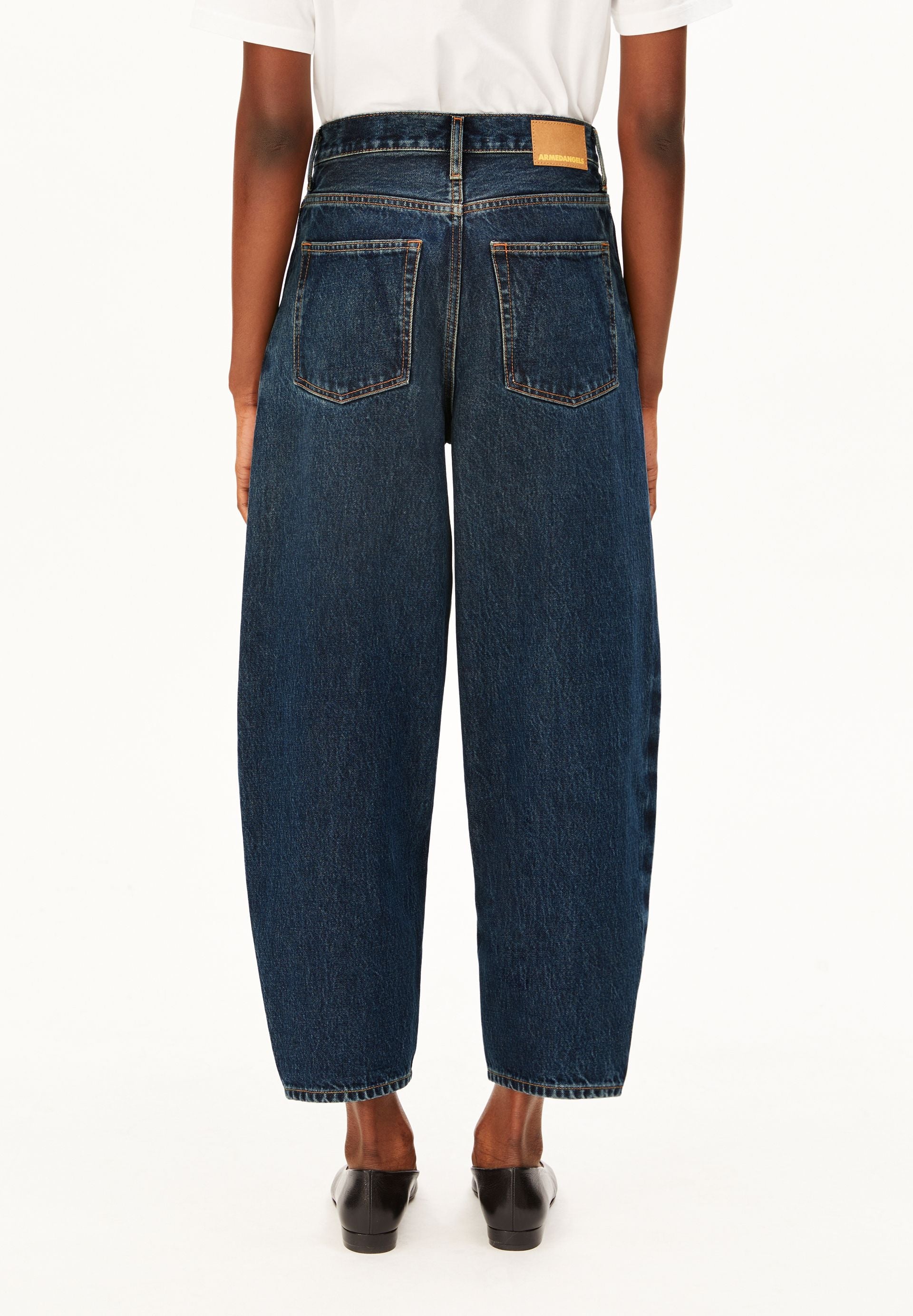 BAARLY High Panel Barrel Jeans in Dunkelblau von ARMEDANGELS – Ansicht 2