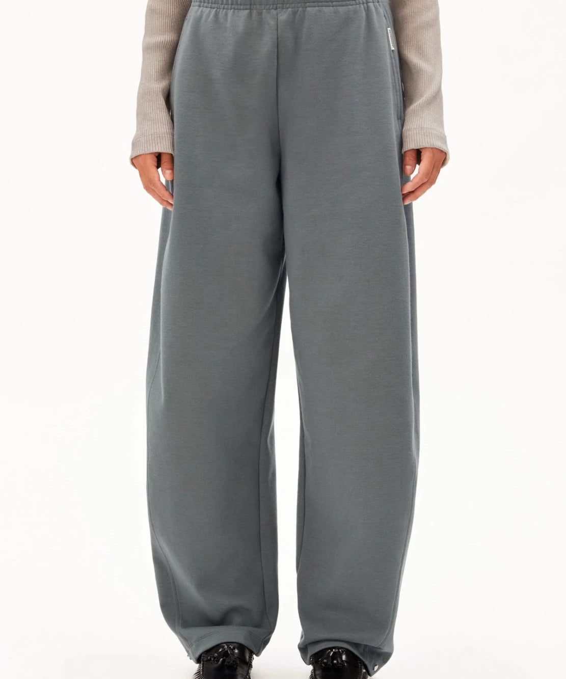 ARMEDANGELS - Barrel Jogginghose • space steel - ROSA ECK