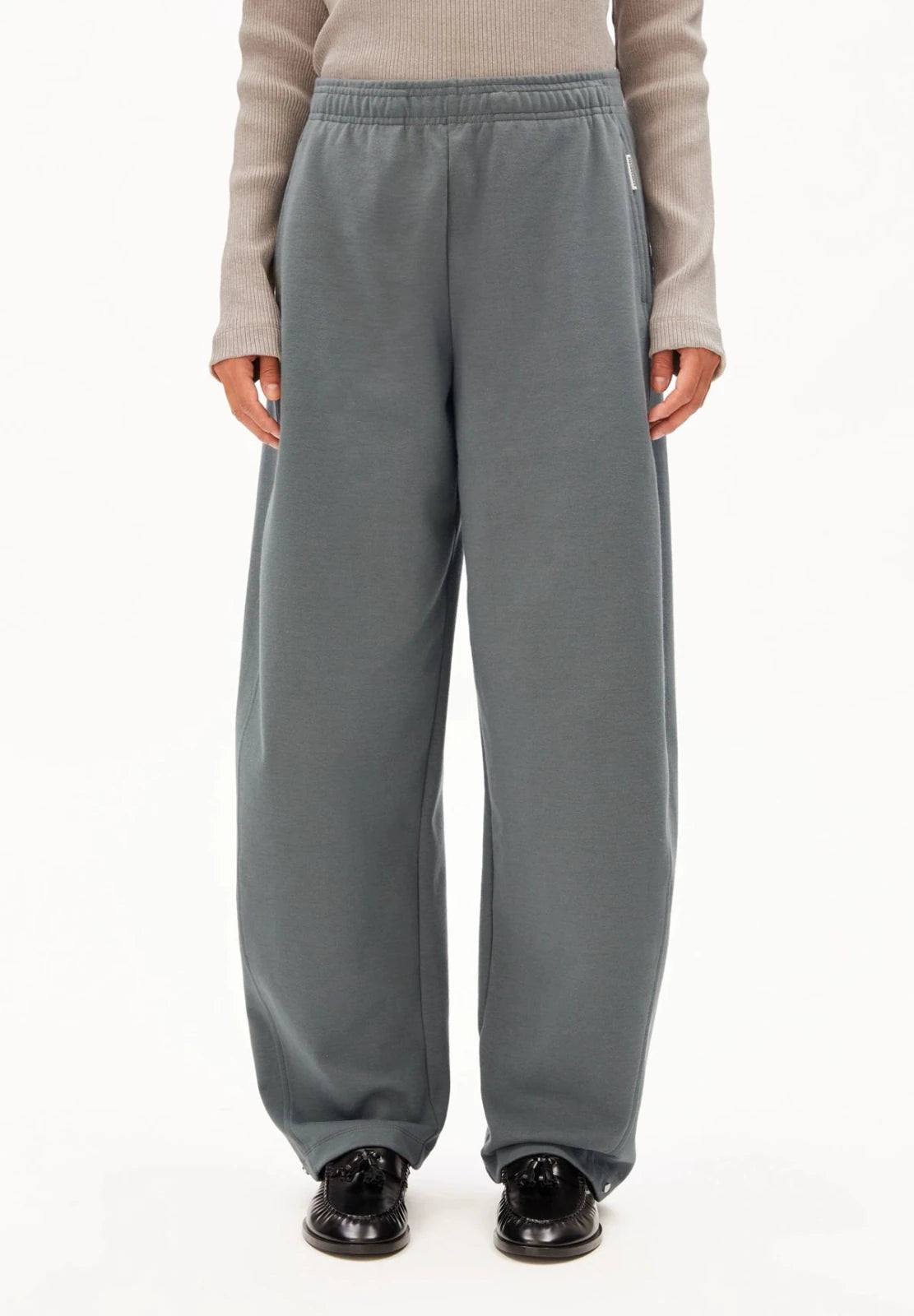 ARMEDANGELS - Barrel Jogginghose • space steel - ROSA ECK