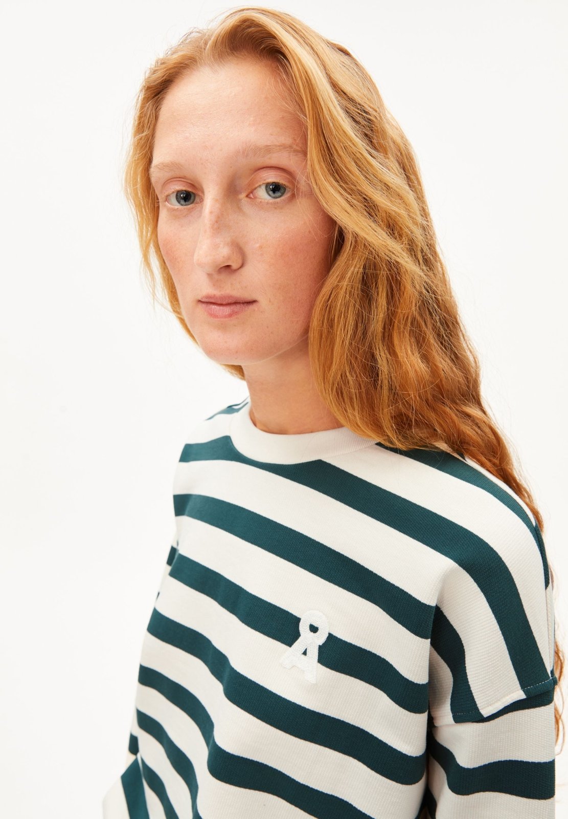 ICONIC Å FRANKAA BOLD Pullover in Dunkelblau und Naturweiß gestreift von ARMEDANGELS – Ansicht 3