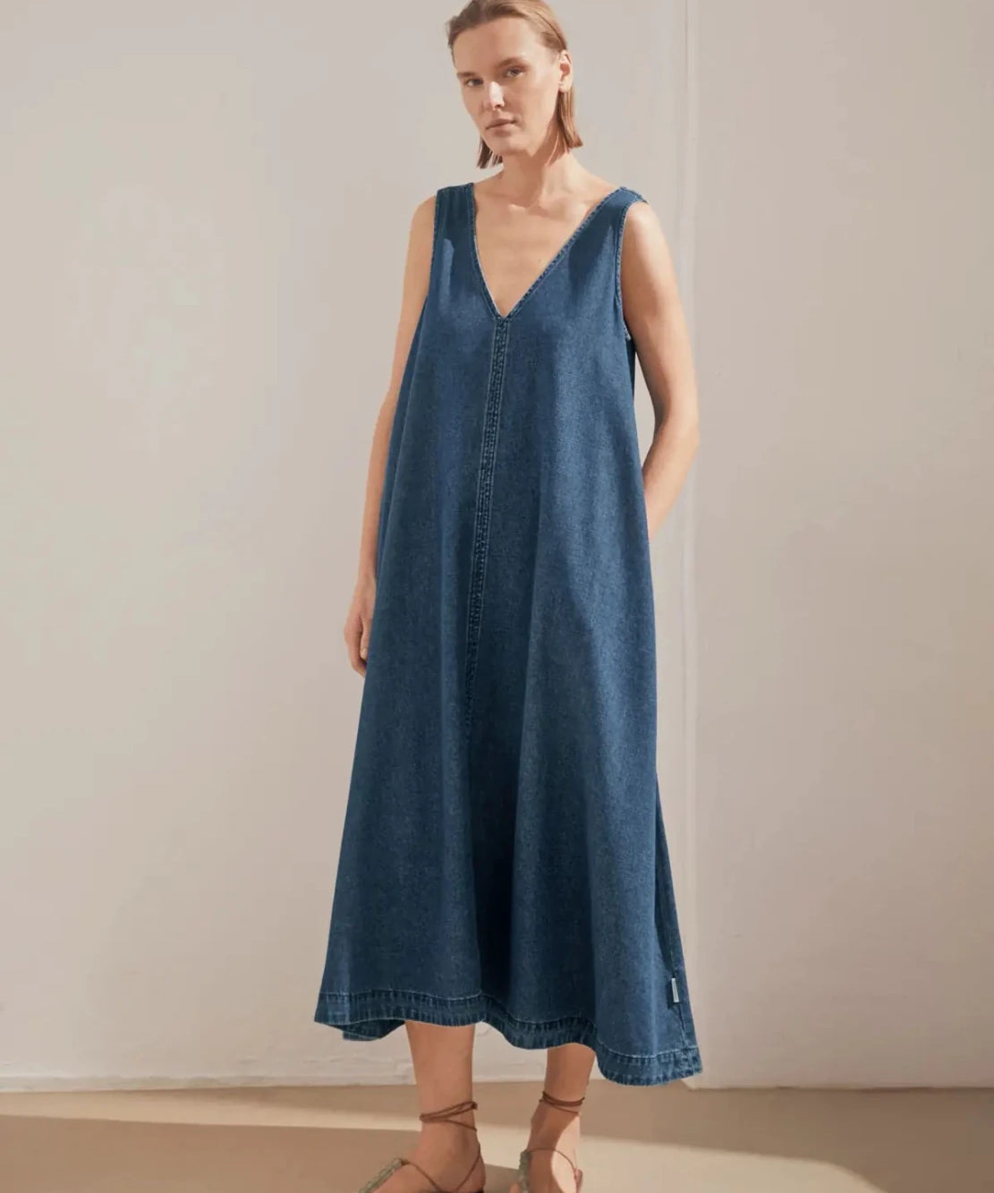 ARMEDANGELS - Jeanskleid mit V - Ausschnitt • eau - ROSA ECK