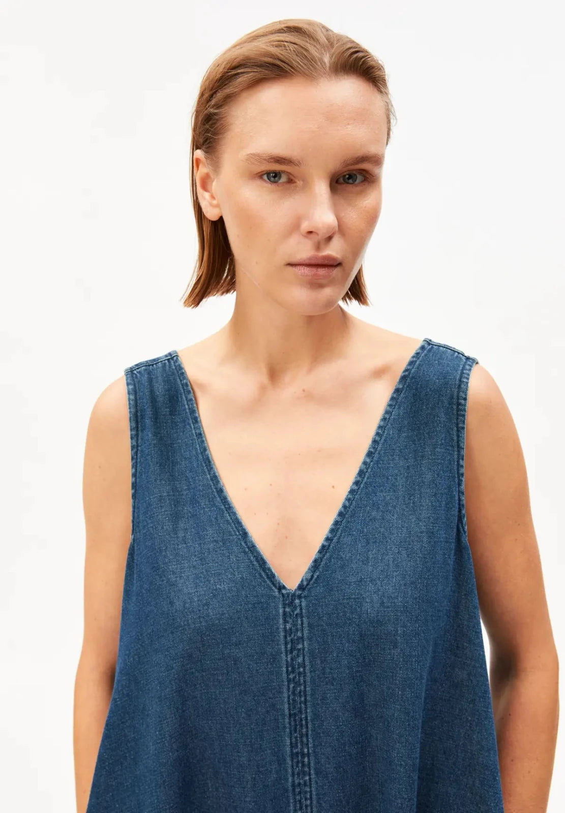 ARMEDANGELS - Jeanskleid mit V - Ausschnitt • eau - ROSA ECK