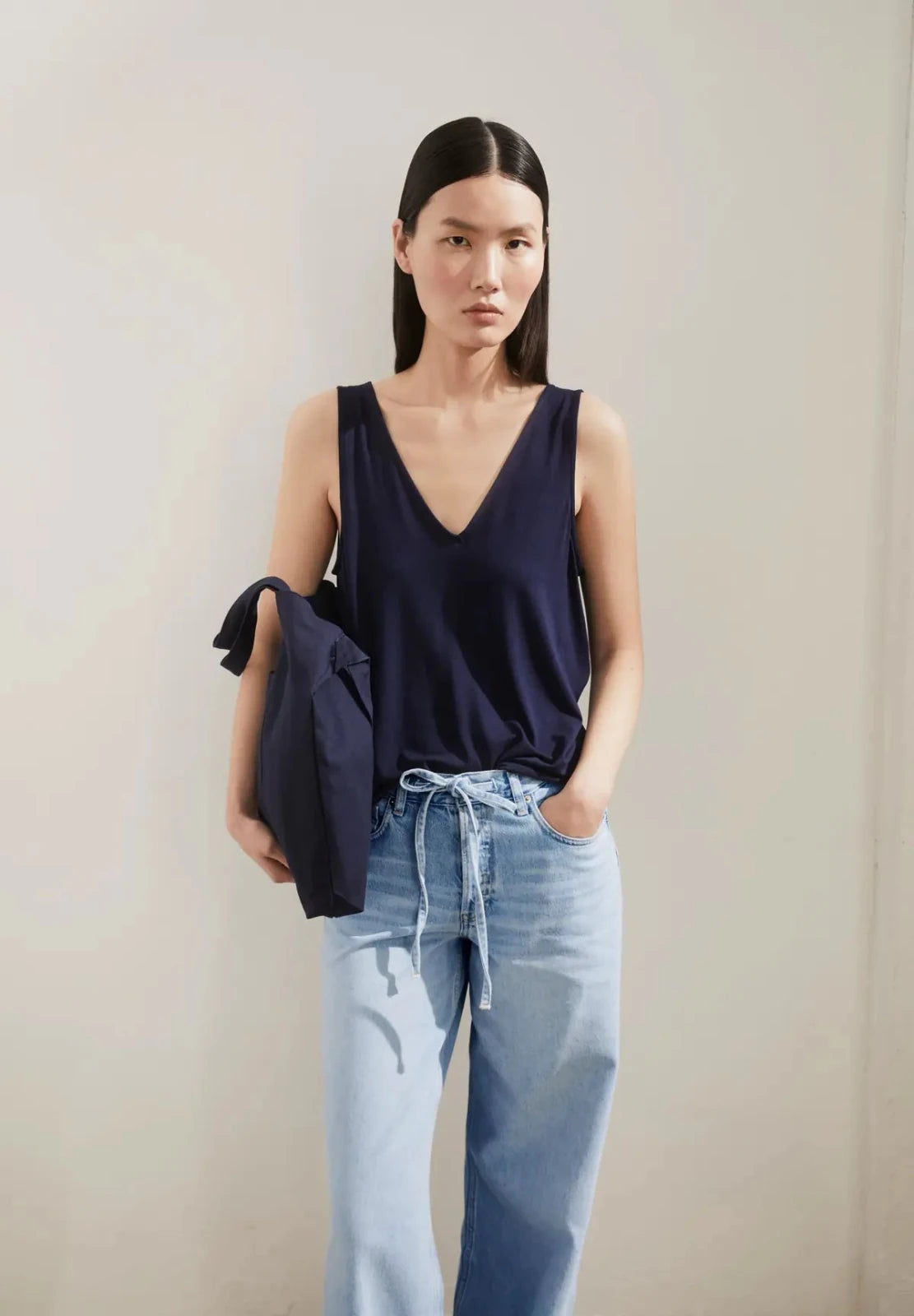 ARMEDANGELS - Jersey Top mit V - Ausschnitt • tinted navy - ROSA ECK