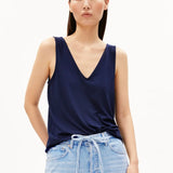ARMEDANGELS - Jersey Top mit V - Ausschnitt • tinted navy - ROSA ECK