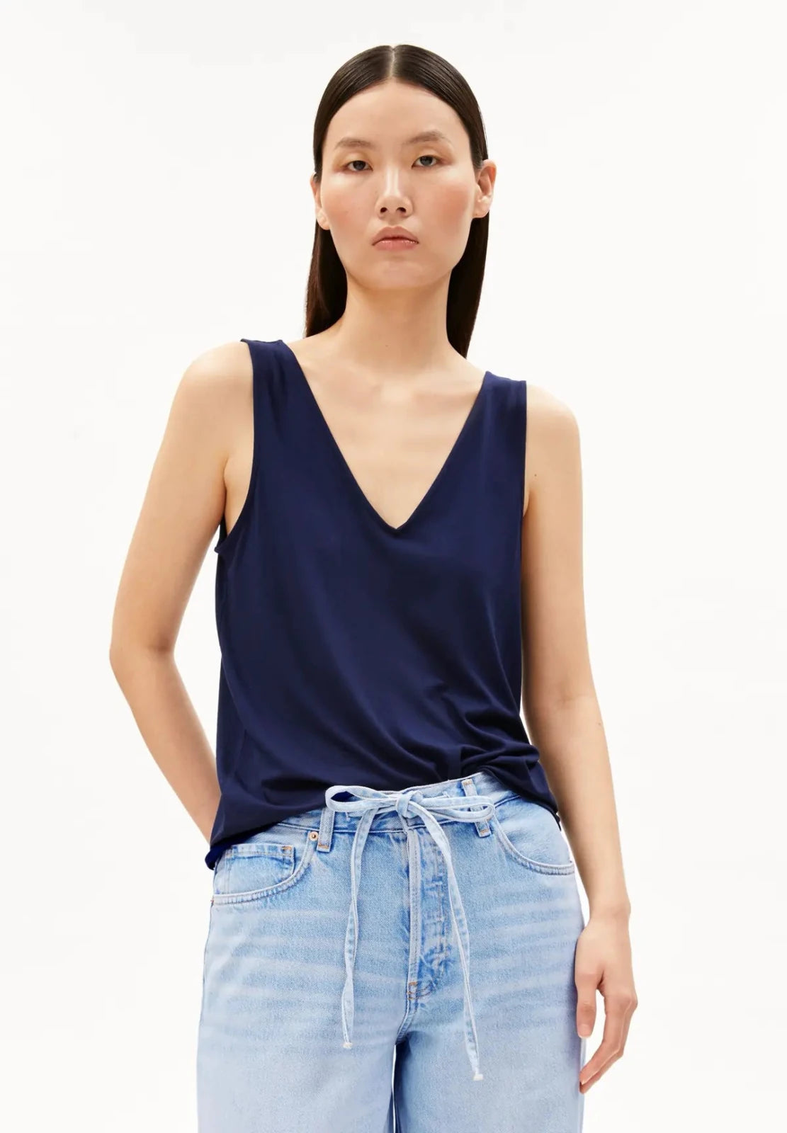 ARMEDANGELS - Jersey Top mit V - Ausschnitt • tinted navy - ROSA ECK