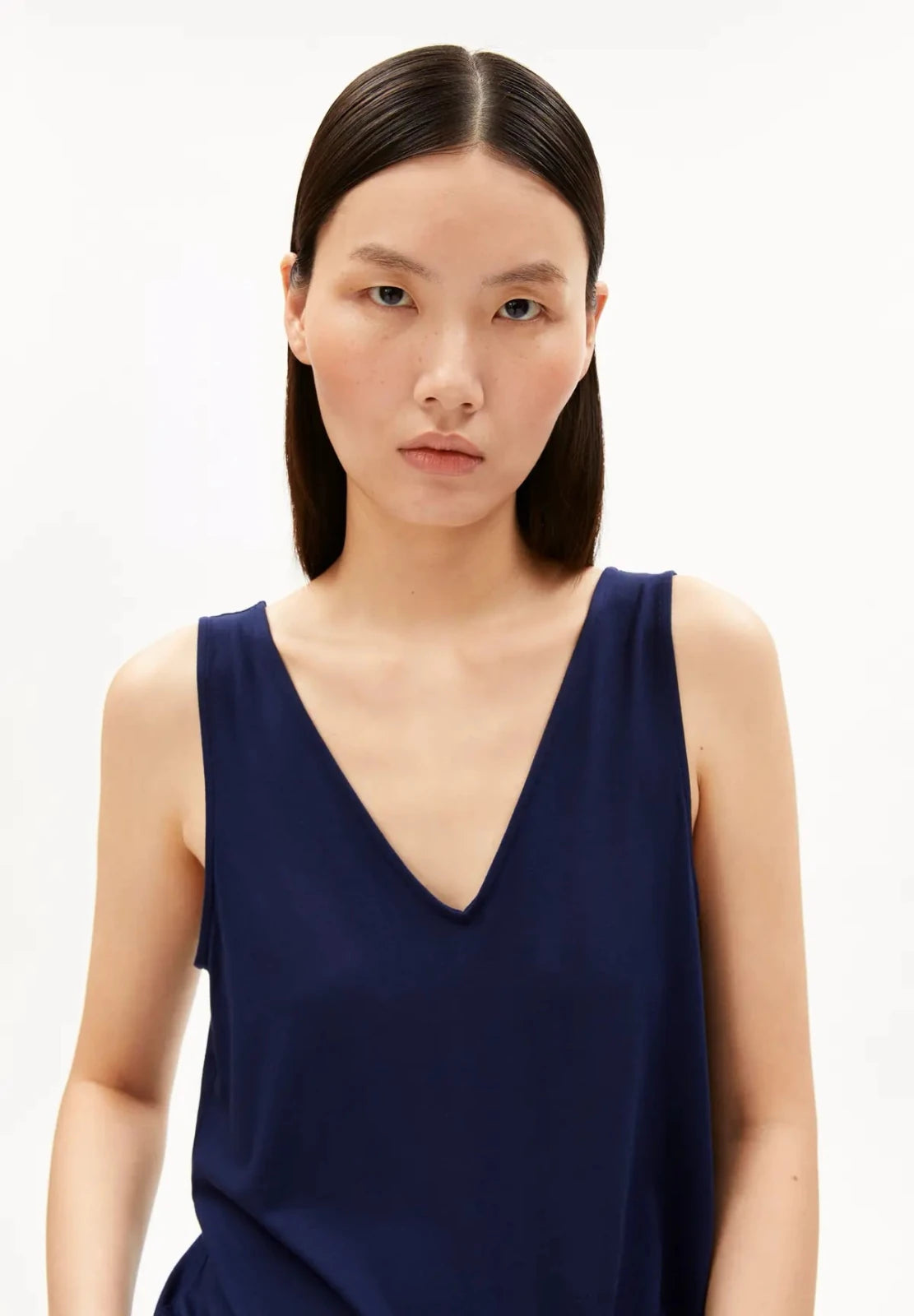 ARMEDANGELS - Jersey Top mit V - Ausschnitt • tinted navy - ROSA ECK